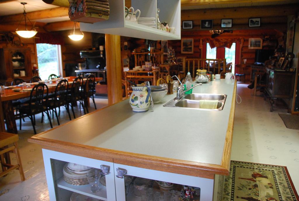 Kicking Horse Canyon Guest House Golden Kültér fotó