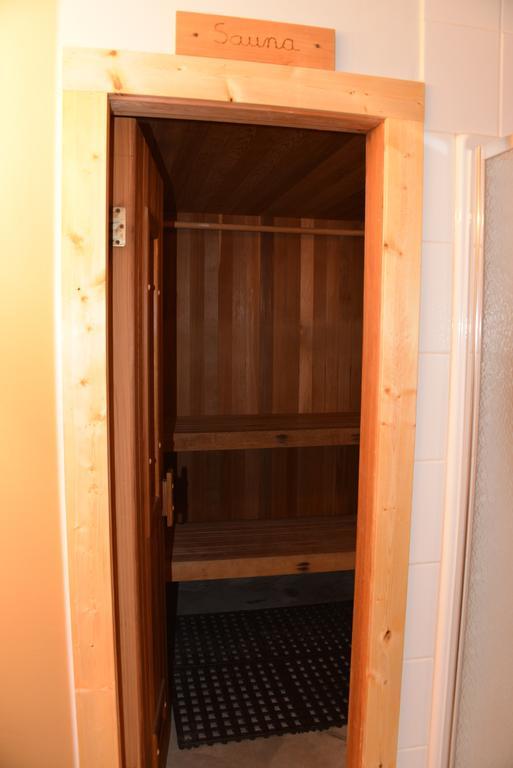 Kicking Horse Canyon Guest House Golden Szoba fotó